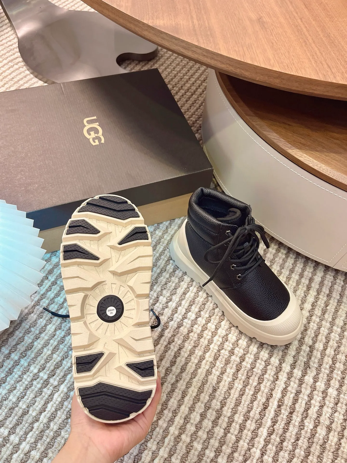 【UGG】 P: 600💰 Couple shoes Size: Women’s size 35-40 / Men’s size 40-44 UGG Tasman Weather Hybrid slip-on snow boots👢 Wang Yibo's same style 👏 adds a large orange sole to the classic Tasman shoe style, functional color contrast design, environmentally friendly waterproof and snowproof material, which has both fashionable and functional attributes. At the same time, it is paired with the new UGG furry shoes Keen's furry color-blocking jacket. Bright orange and maroon collide to create a new light outdoor style and open up a new travel experience in early autumn! Using the best materials, the 17mm fur integrated surface is warmer and breathable, and the outsole is upgraded to a lightweight and wear-resistant light wing technology outsole!